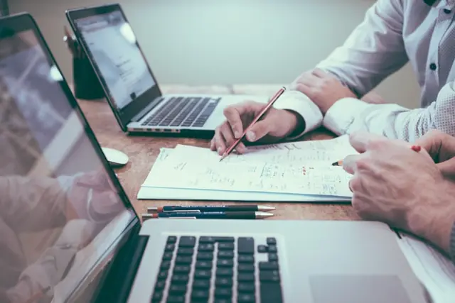 خبير SEO يراجع بنية موقع إلكتروني لتحسين الأرشفة