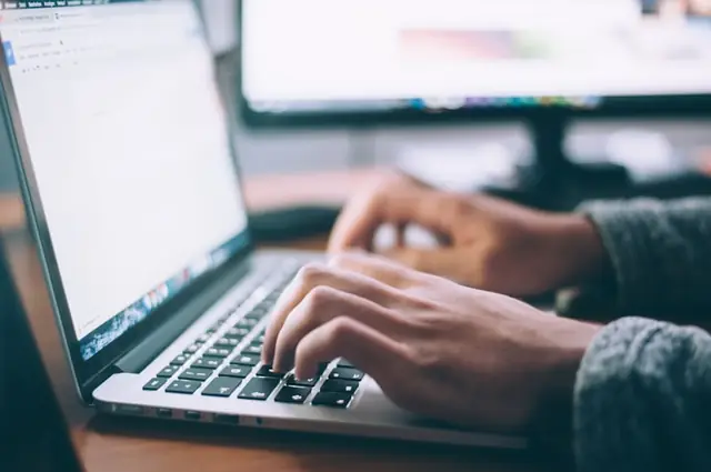 عبارات تسويقية للخدمات: 50+ عبارة جاهزة للاستخدام